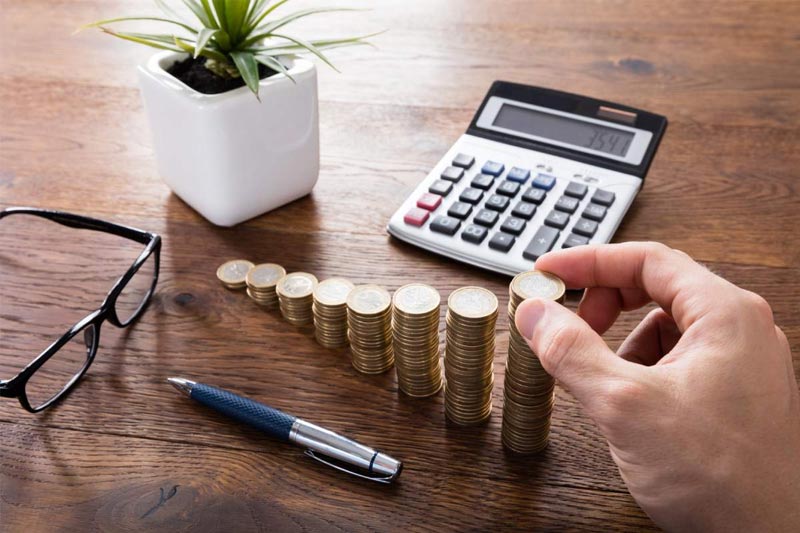 Biểu đồ mô phỏng sự biến động của giá cổ phiếu trước và sau ngày giao dịch không hưởng quyền (ex-dividend date), cho thấy ảnh hưởng trực tiếp từ việc chia bảo tức.